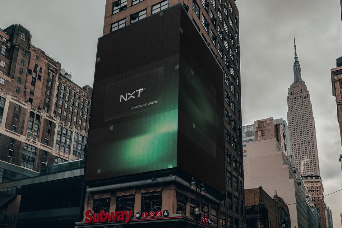 Vía pública de marca NXT en un edificio de la ciudad