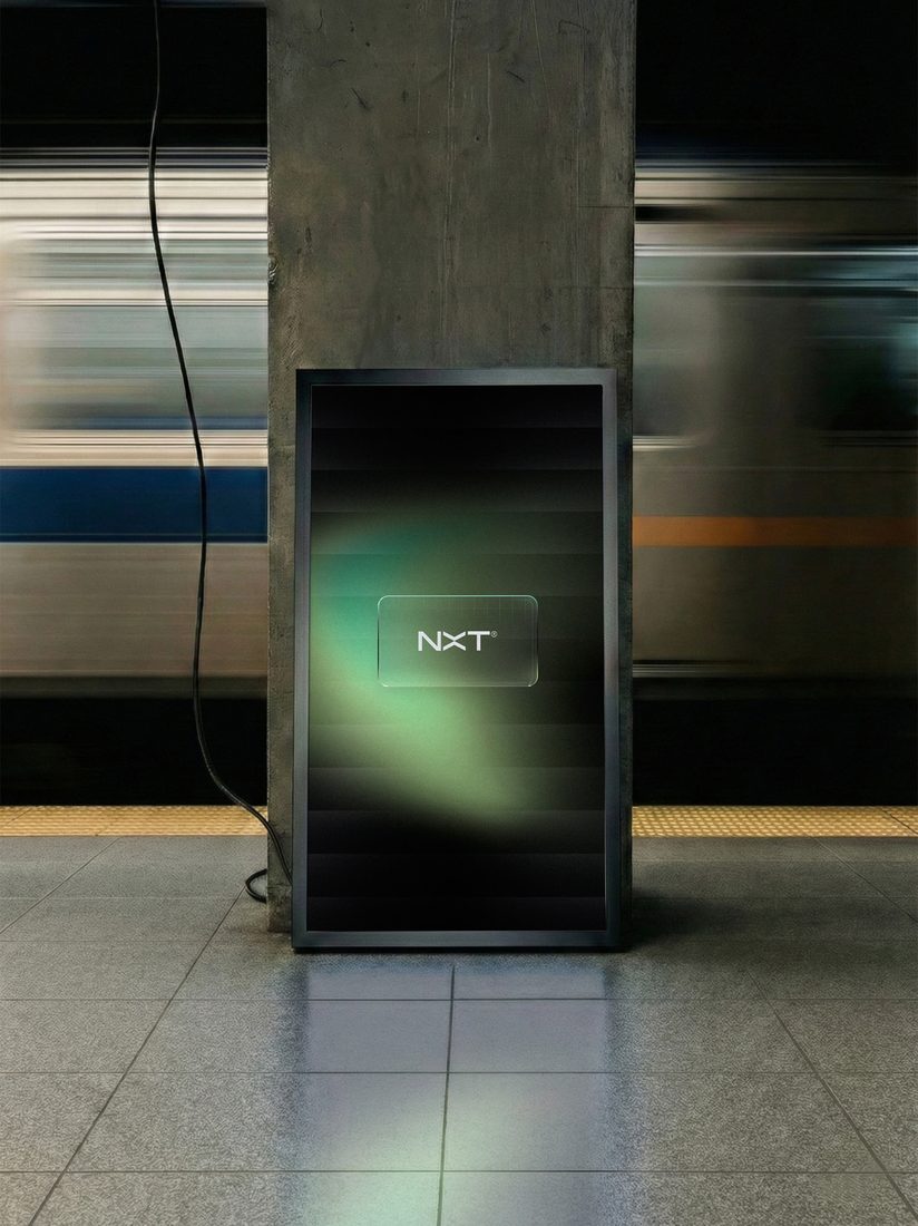 Cartel de marca NXT en una estación de subte