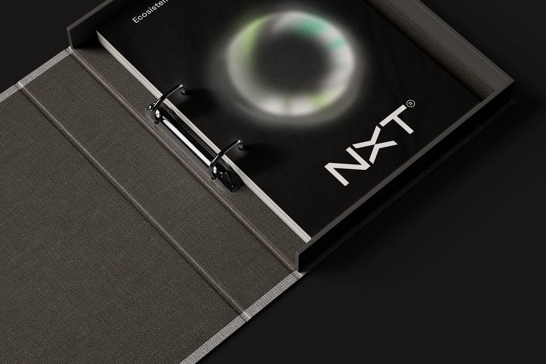 Manual de marca NXT en formato carpeta