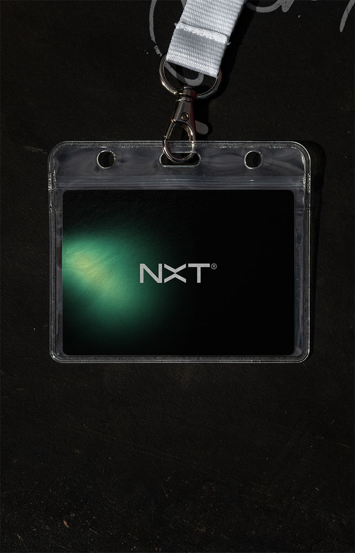 Credencial y lanyard de marca NXT