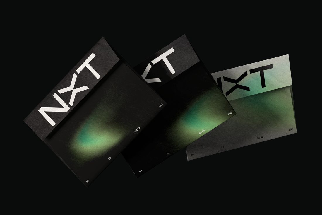 Papelería de marca NXT sobre fondo oscuro